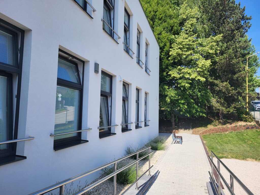 Harmónia - budova z boku