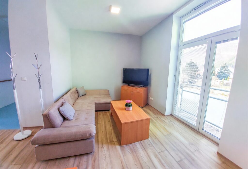 Gauč s výhľadom na TV