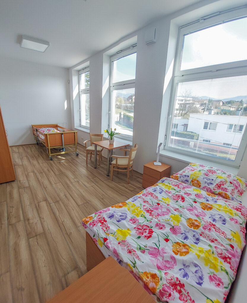 Izba v domove dôchodcov s 2 posteľami a sedením