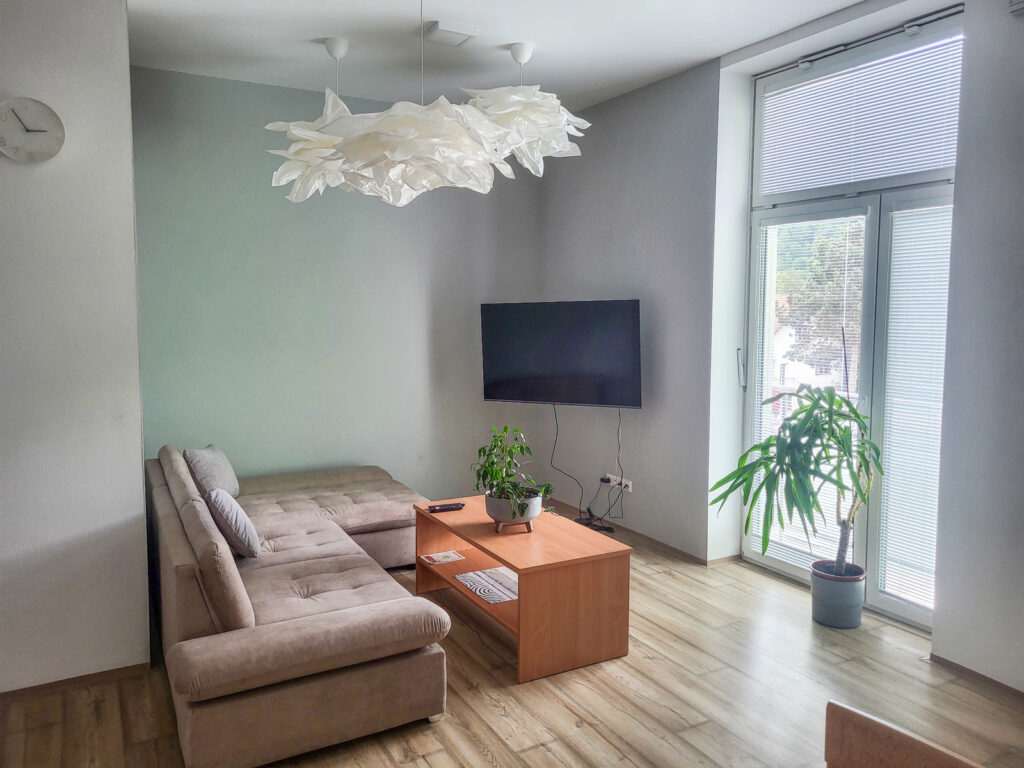 Gauč s výhľadom na TV