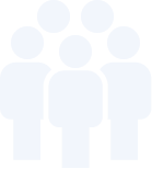 Jednoduchá sivá ikona znázorňujúca tri ľudské postavy: jedna veľká postava v strede, po stranách dve menšie postavy, ktoré symbolizujú skupinu alebo spoločenstvo.