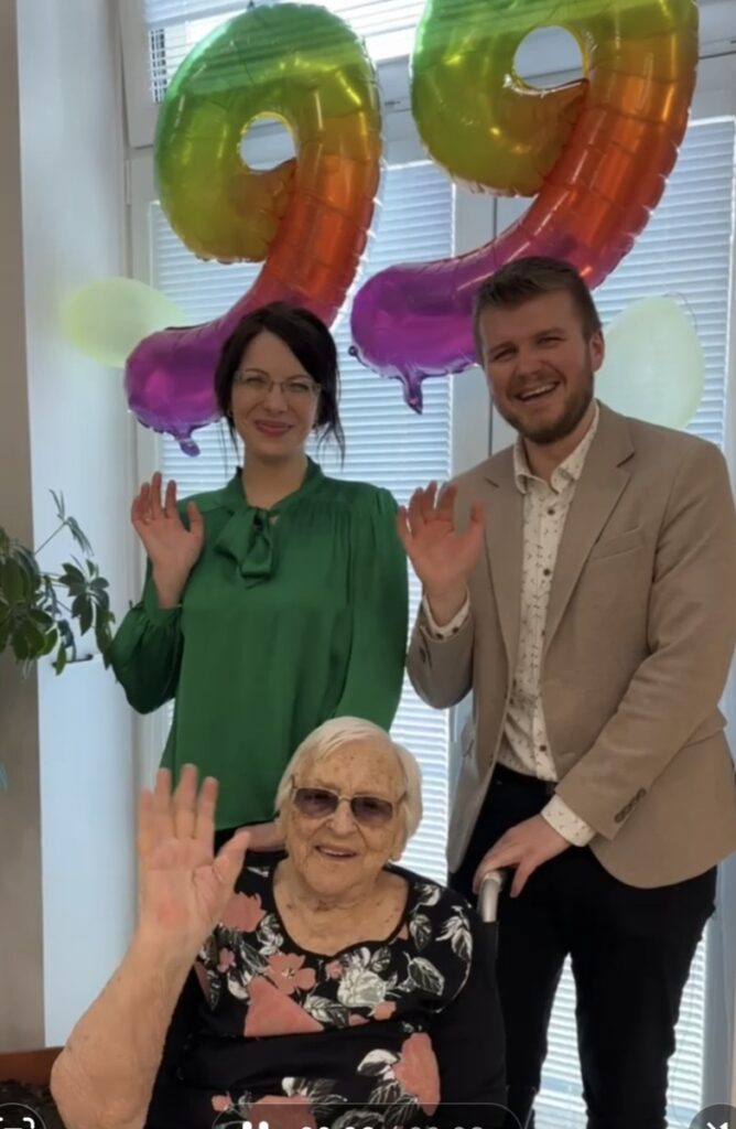 Primátor RT s obyvateľkou Harmónie a personálom