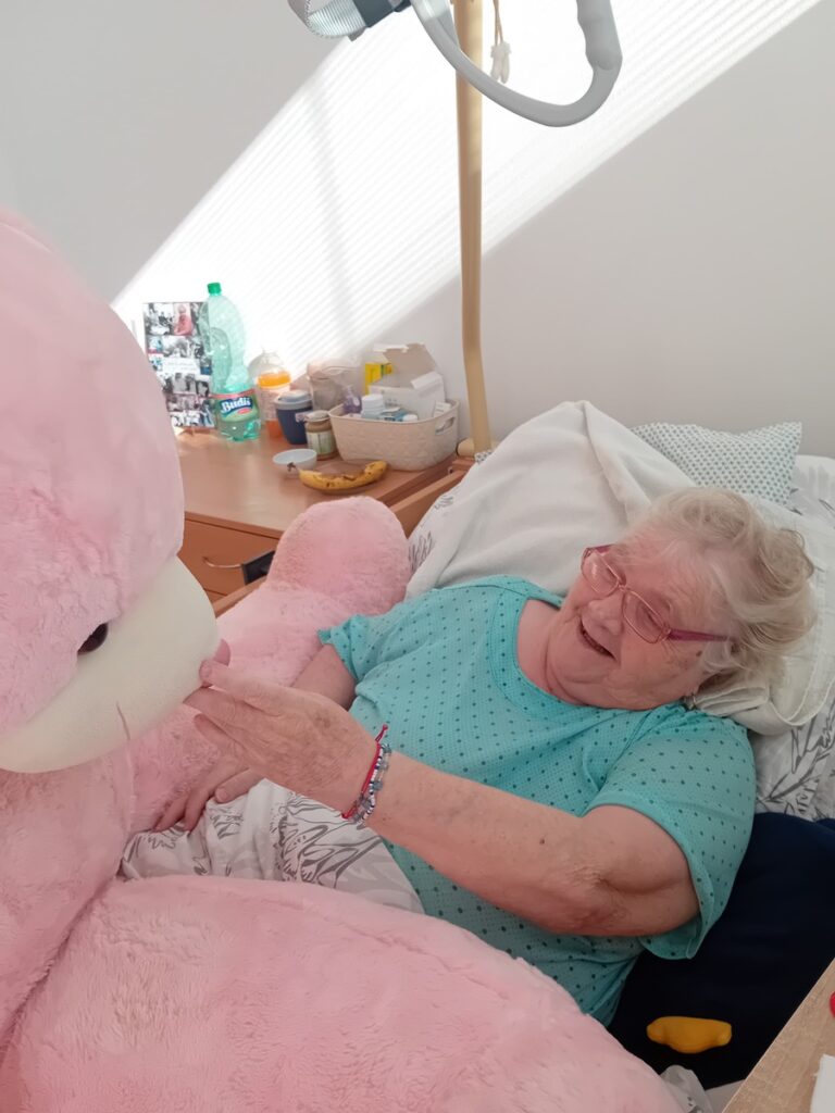 Dôchodkyňa s veľkým plyšovým medveďom