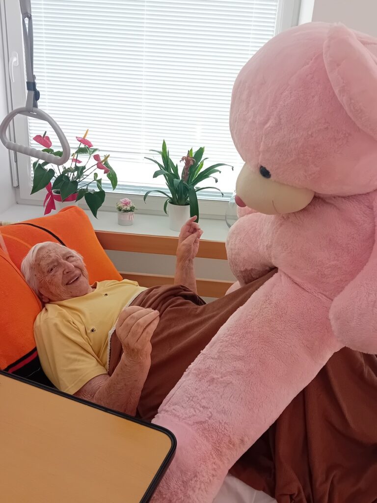 Dôchodkyňa s veľkým plyšovým medveďom