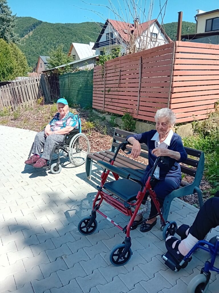 Oddych na lavičkách obyvateľov Harmónia