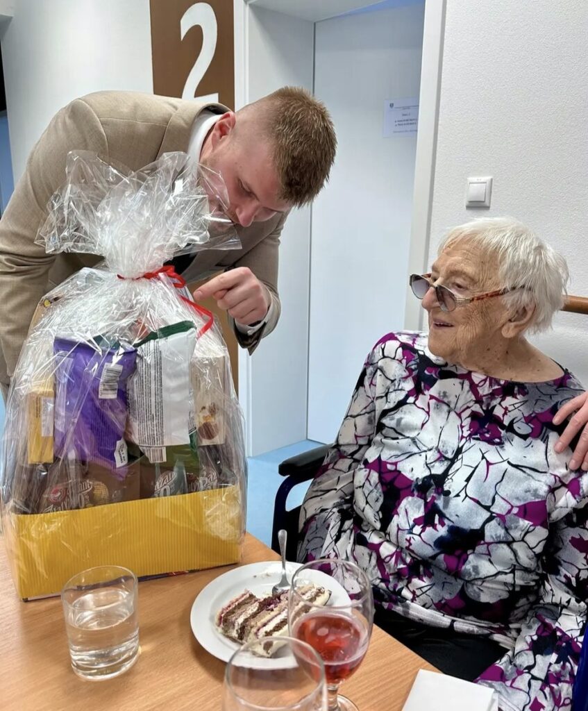 Prezeranie daru s primátorom obyvateľkou DSS Harmónia