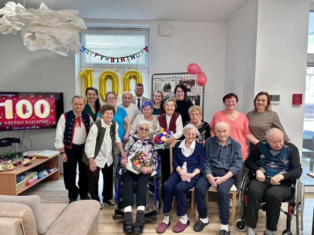 Oslava stých narodenín v DSS Harmónia spoločná fotografia