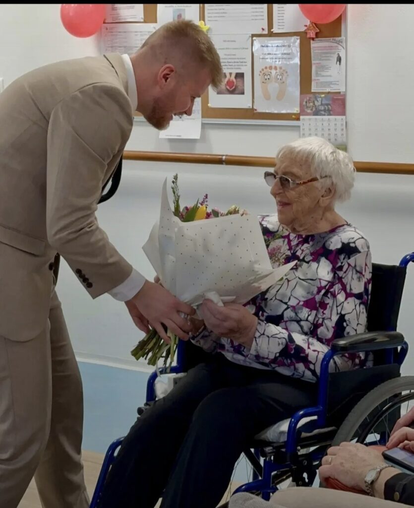 Odovzdanie kytice primátorom RT obyvateľke Harmónie