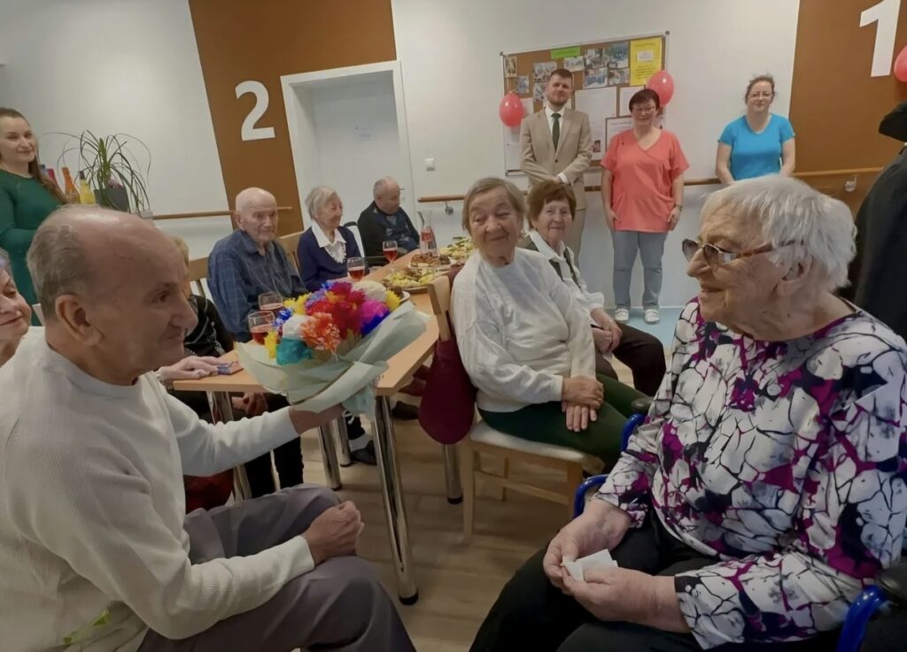 Odovzdanie kytice dôchodcom