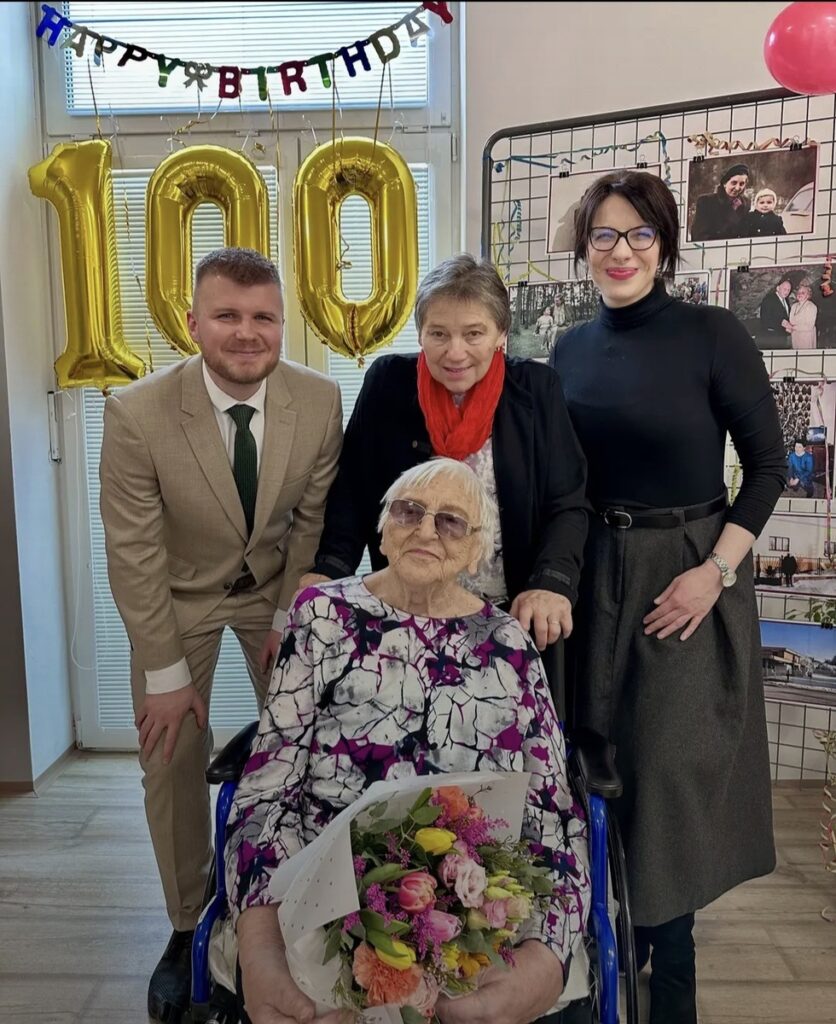 Spoločná fotografia s primátorom pri stých narodeninách