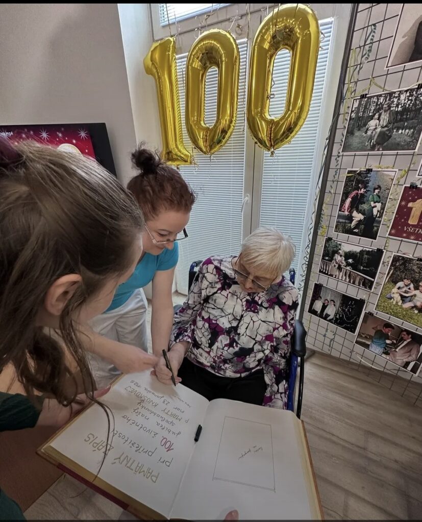 Zapísanie do knihy obyvateľkou Harmónia pri stých narodeninách