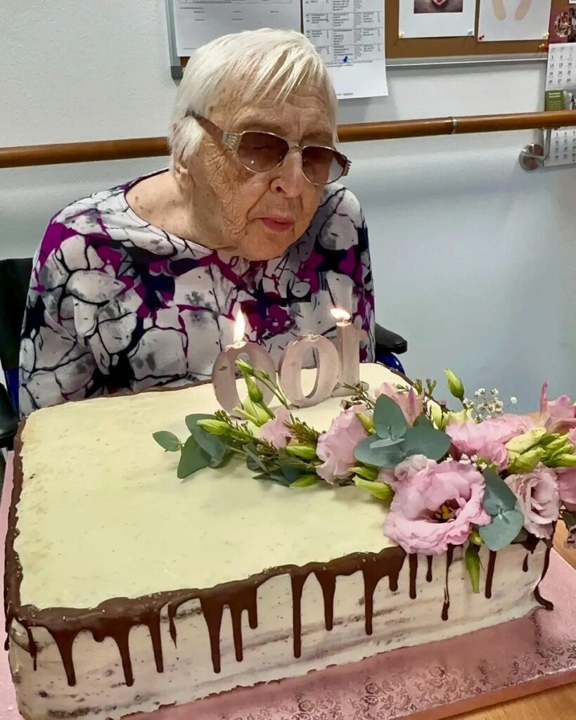 Sfúknutie sviečok na torte obyvateľkou Harmónie