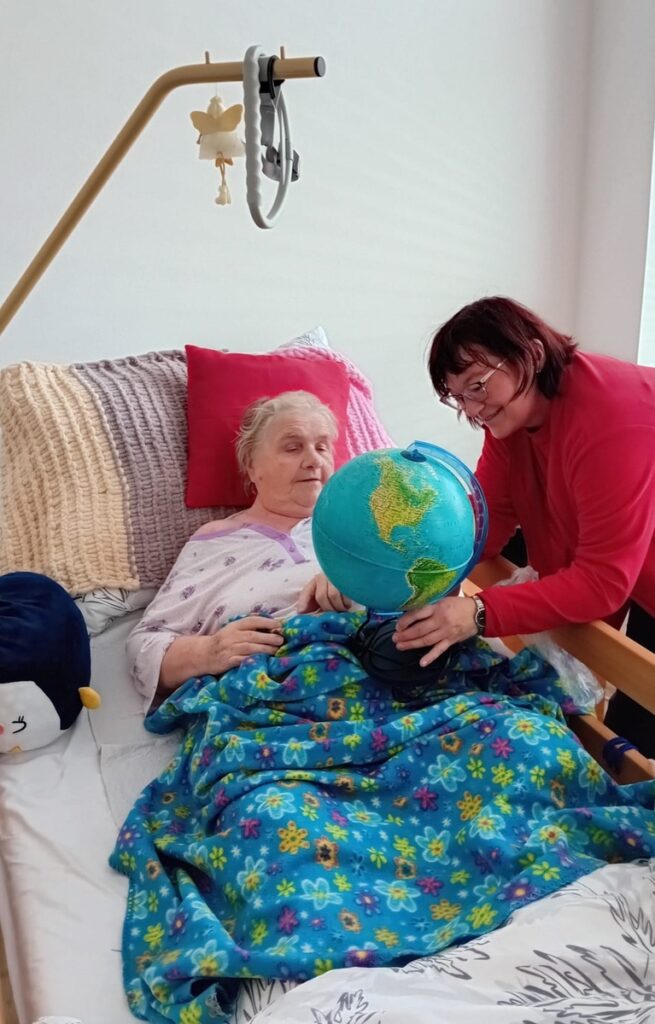 Aktivita ku Dňu Zeme v zariadení Harmónia – práca s glóbusom priamo na izbe klientky