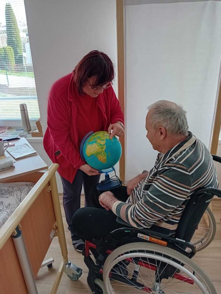 Individuálna aktivita ku Dňu Zeme s klientom na invalidnom vozíku v zariadení Harmónia