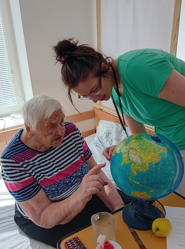 Rozhovor o krajinách sveta počas tematickej aktivity ku Dňu Zeme v zariadení Harmónia