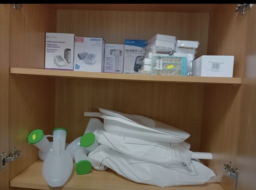 Poličky so zdravotníckymi pomôckami