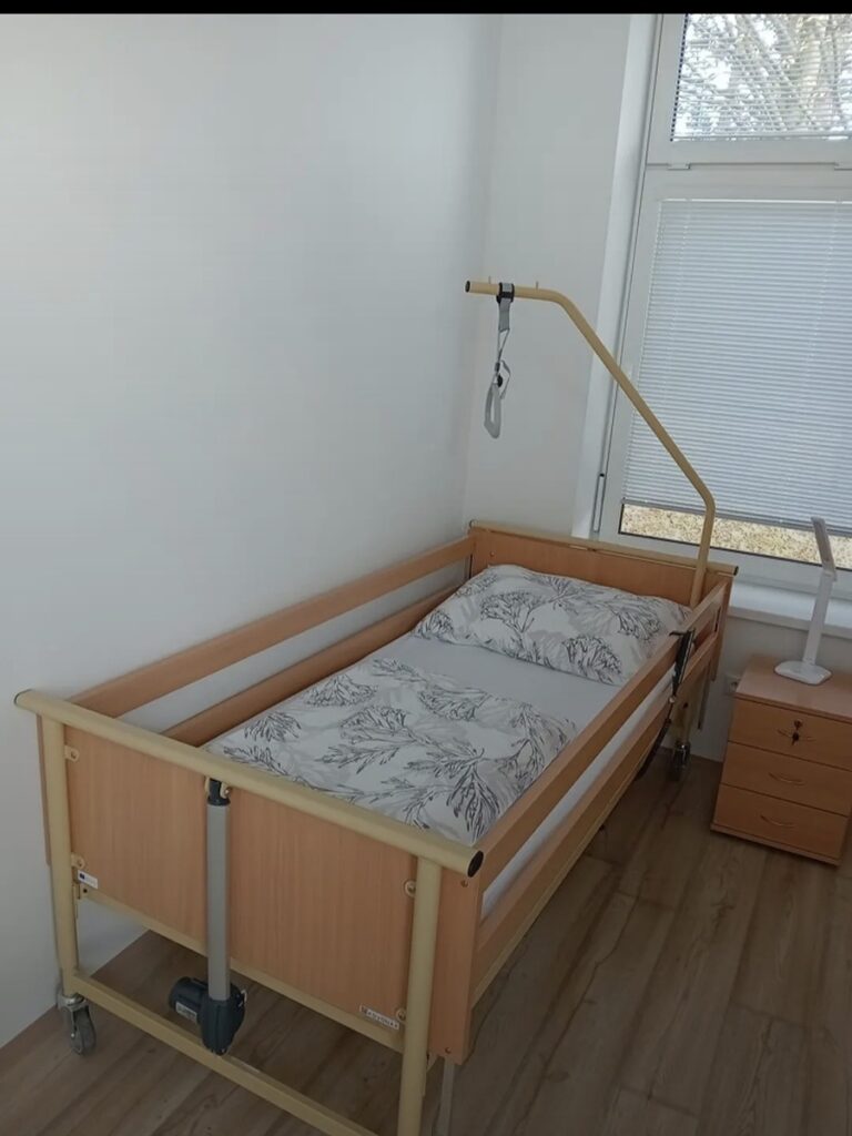 Posteľ s pomocnou rúčkou