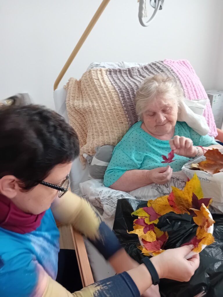 Tvorba vencu z listov v zariadení Harmónia