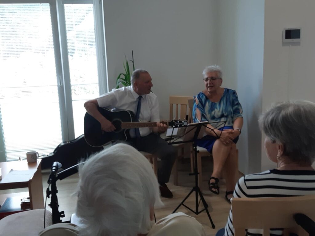 Koncert gitaristu a speváčky v zariadení Harmónia