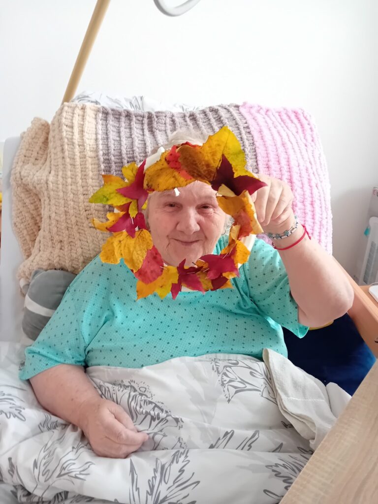 Pohľad obyvateľky zariadenia Harmónia skrz veniec listov