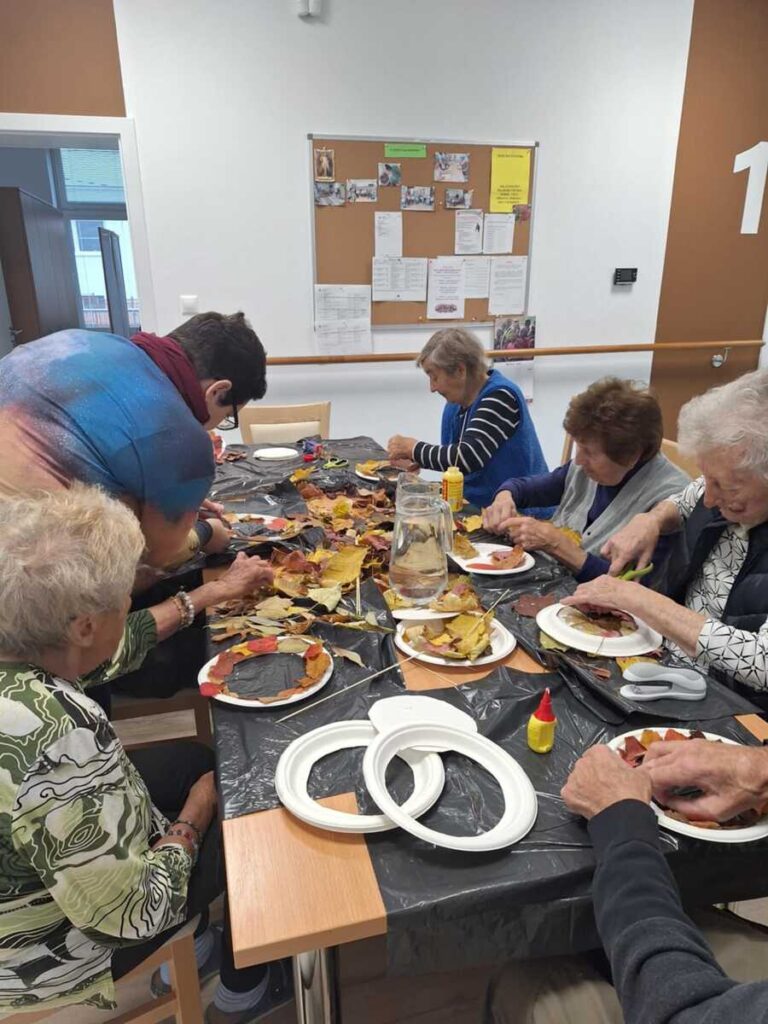 Skupinová tvorba vencov v zariadení Harmónia s pomocou personálu