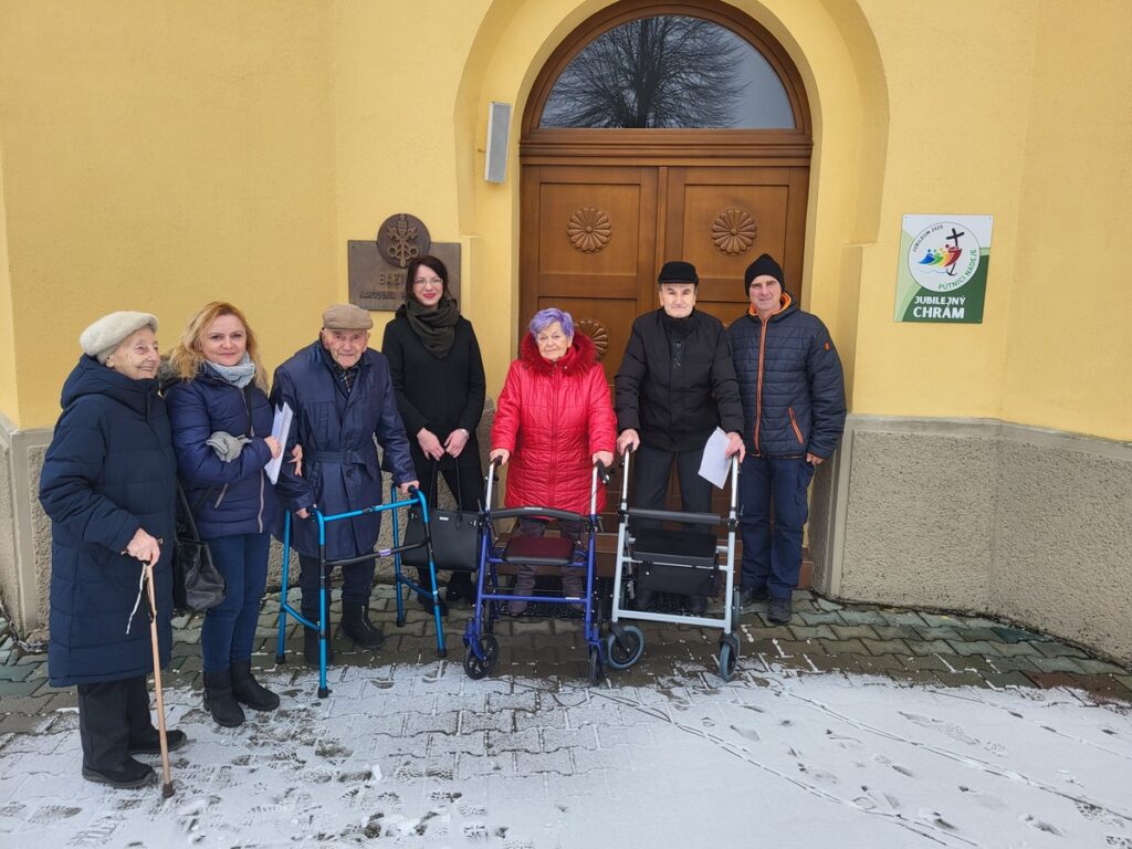 Dôchodci pred kostolom