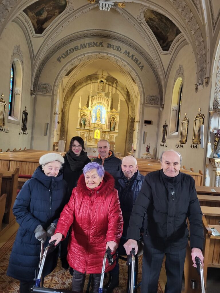 Starí ľudia v kostole