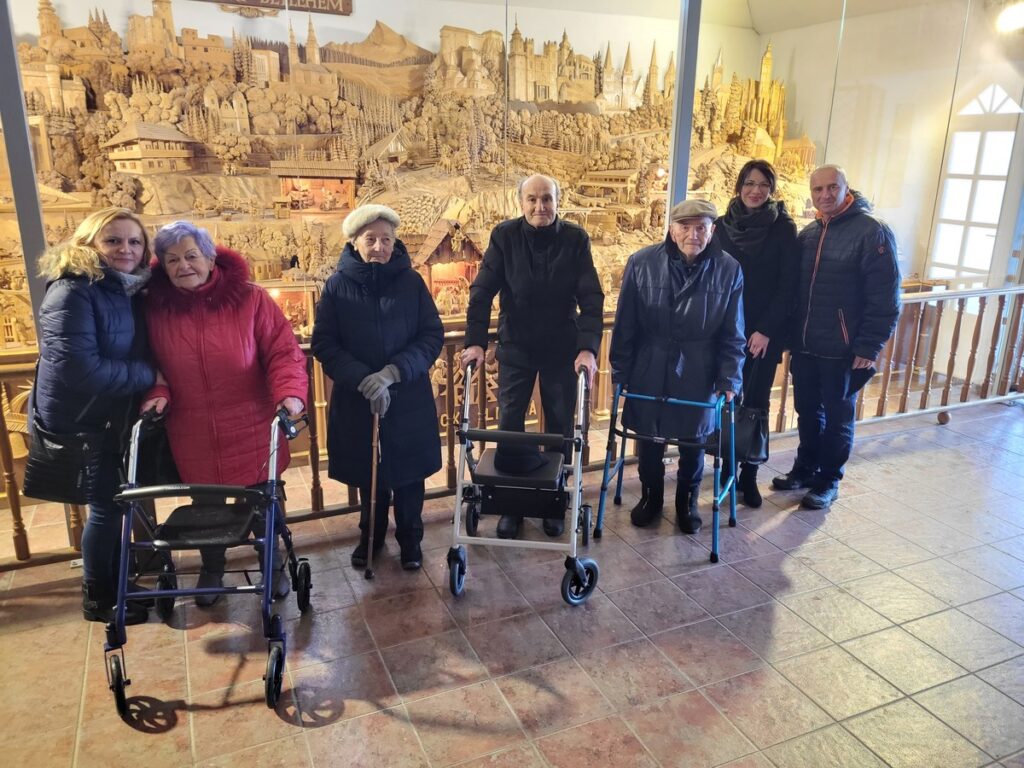 Starí ľudia v kostole