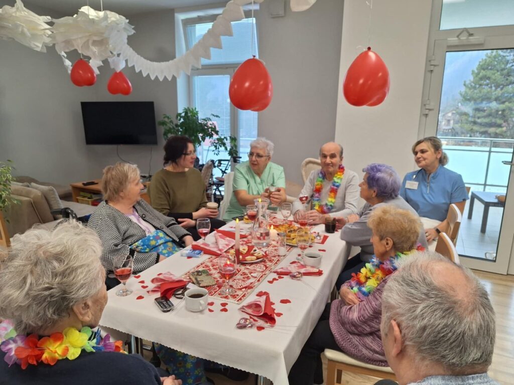 Starí ľudia rozprávajúci sa pri oslave