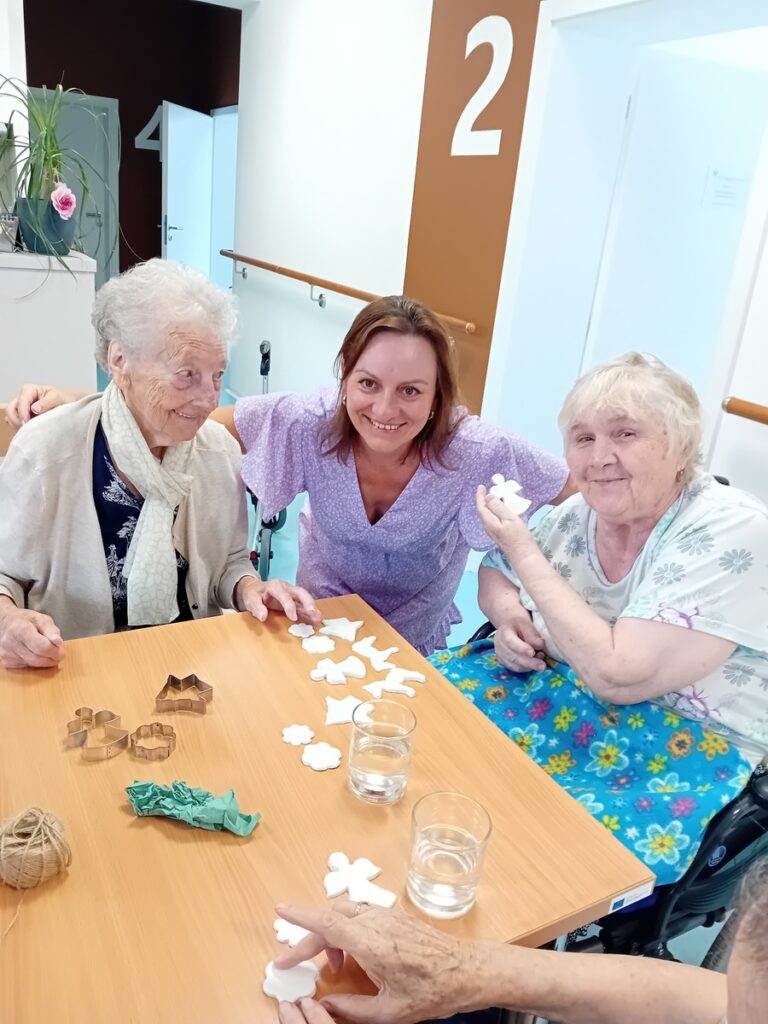 Seniori vyrábajú drobné dekorácie z modelovacej hmoty počas dielne