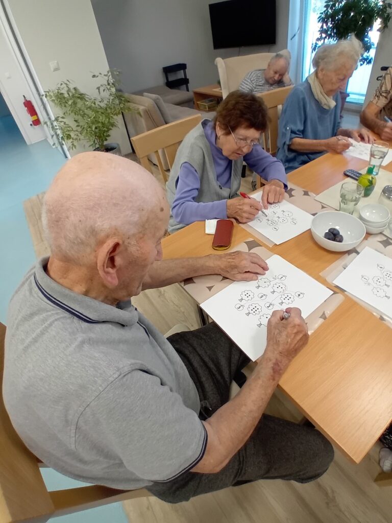 Seniori riešia grafomotorické a logické úlohy počas skupinového cvičenia pamäti