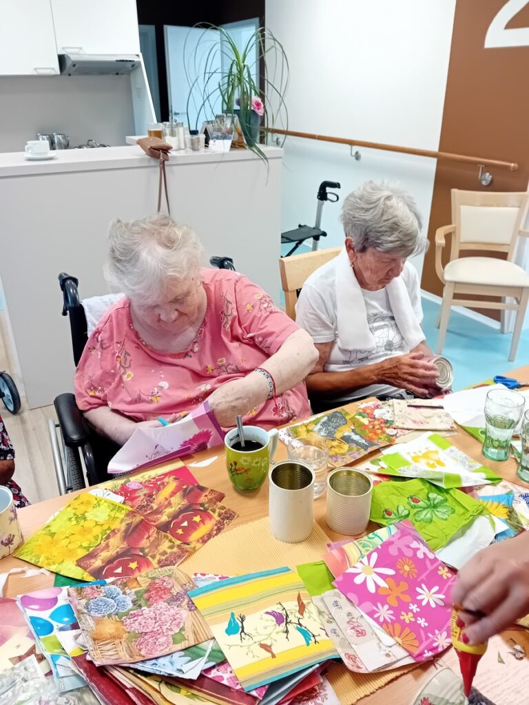 Kreatívna dielňa seniorov – výroba dekorácií z papiera a servítok