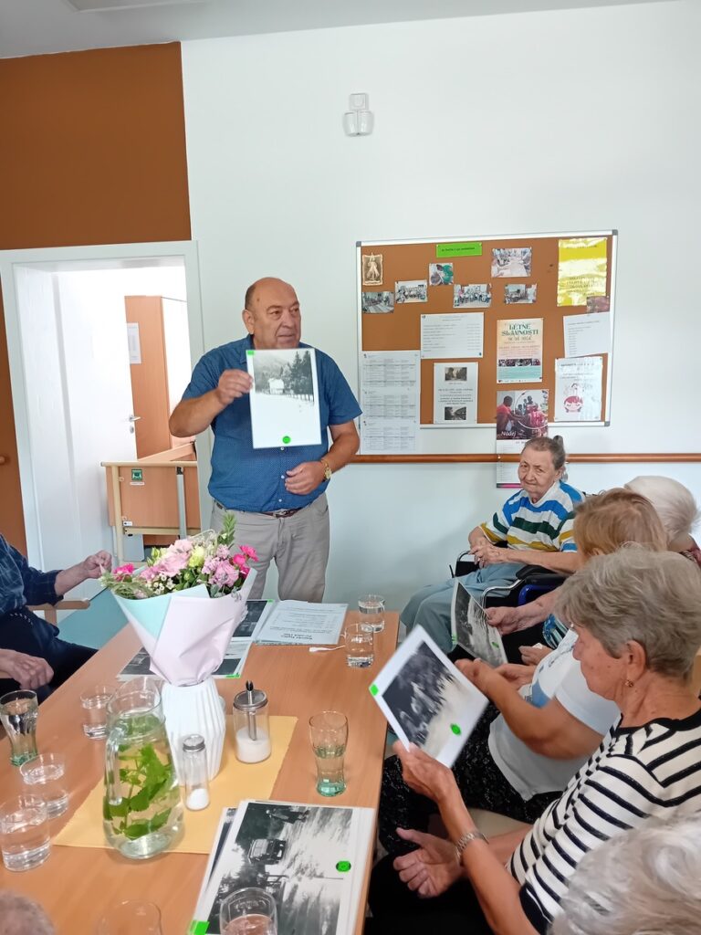 Spomienkové stretnutie seniorov s prezentáciou historických fotografií v zariadení Harmónia
