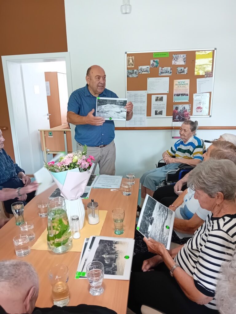 Doskusia seniorov s fotkami