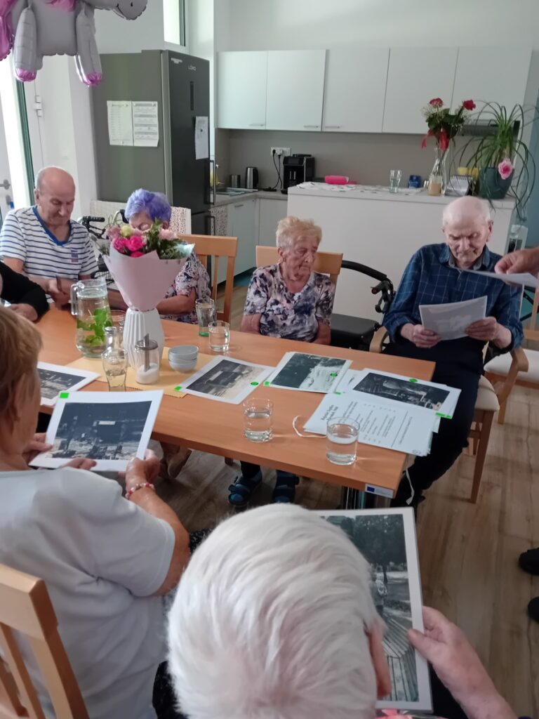 Doskusia seniorov s fotkami