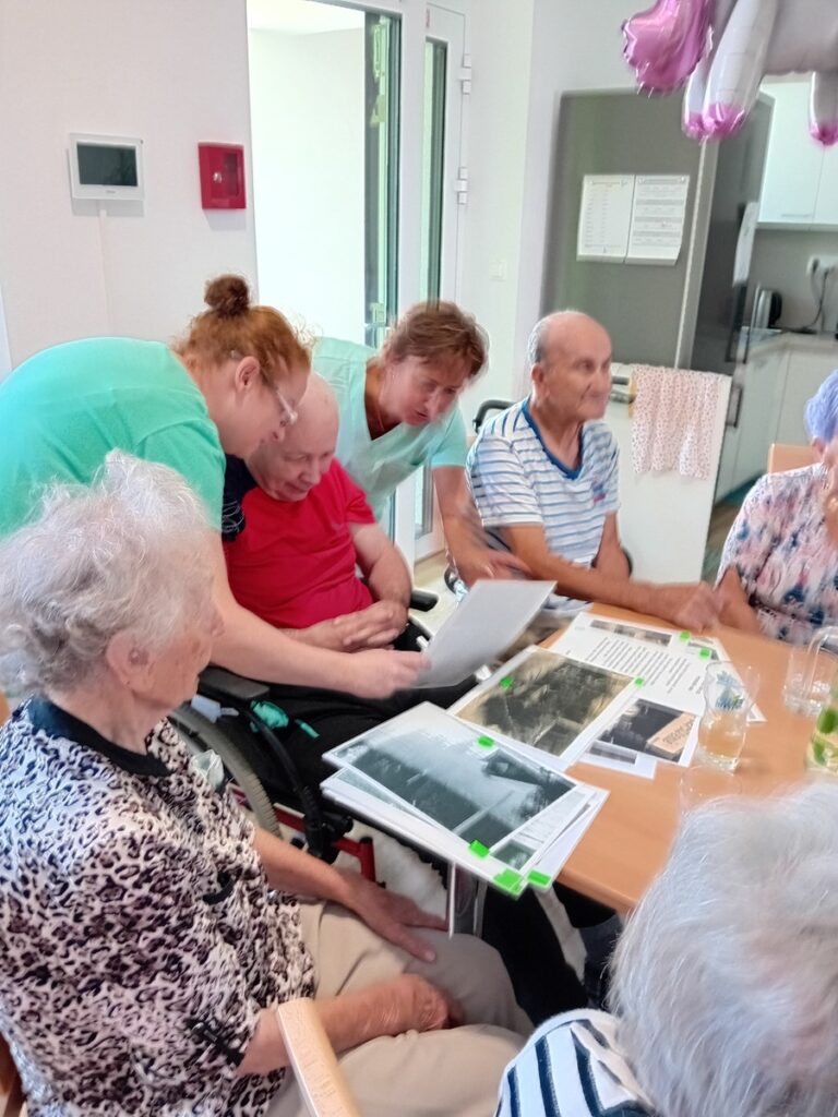 Doskusia seniorov s fotkami s pomocou presonálu