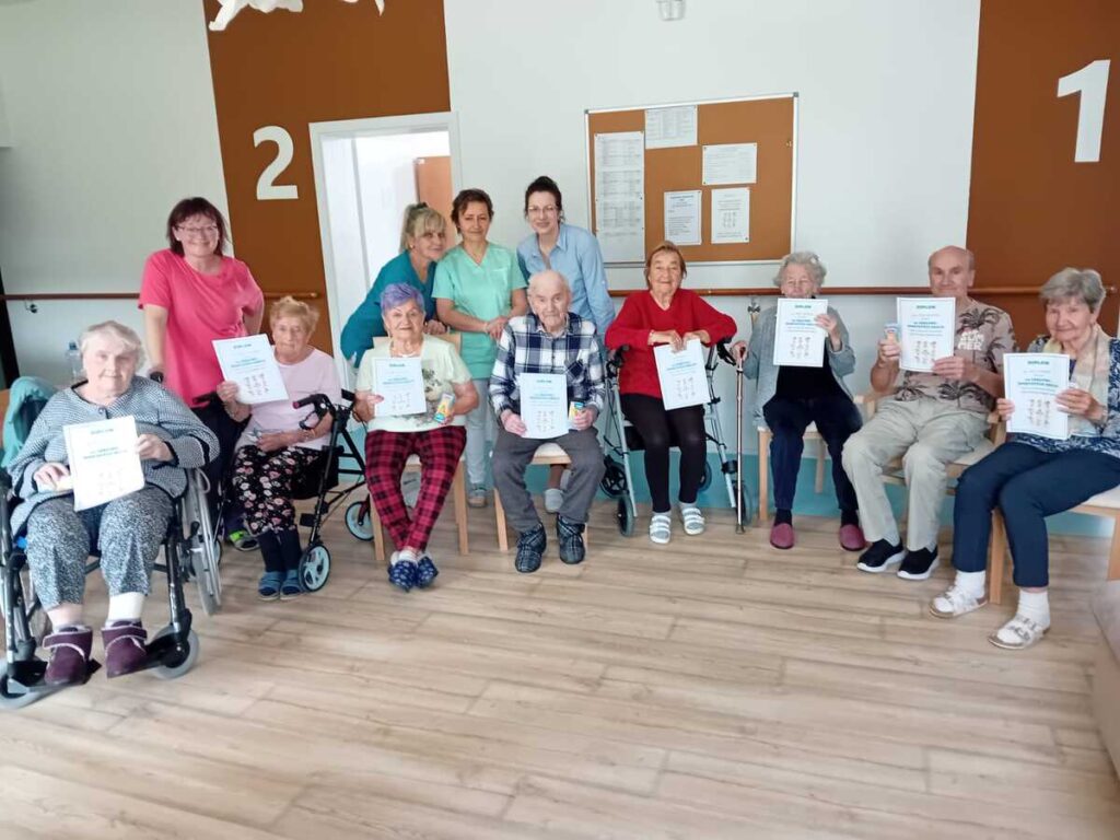 Seniori vypĺňajú pracovné listy počas tréningu pamäti v zariadení Harmónia