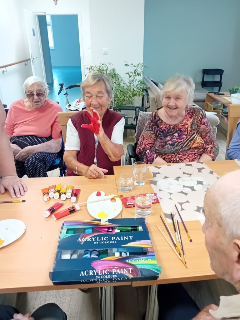 Seniori sa zapájajú do kreatívnej aktivity s farbami a maľovaním v Harmónii