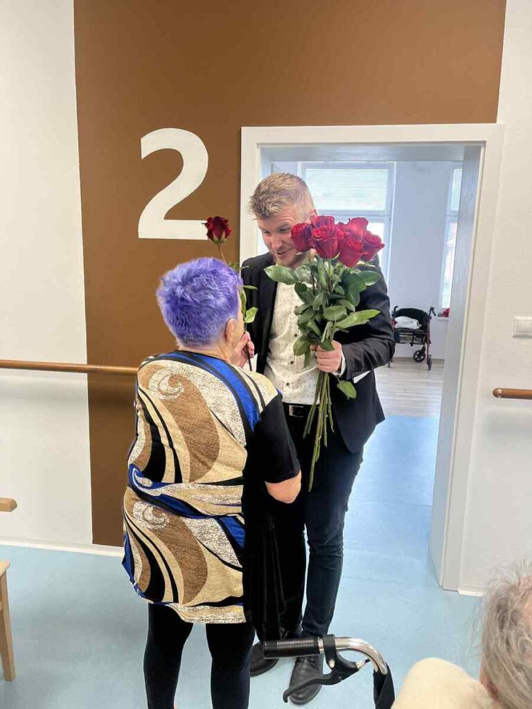 Osobné odovzdanie kvetov seniorke pri príležitosti oslavy v Harmónii