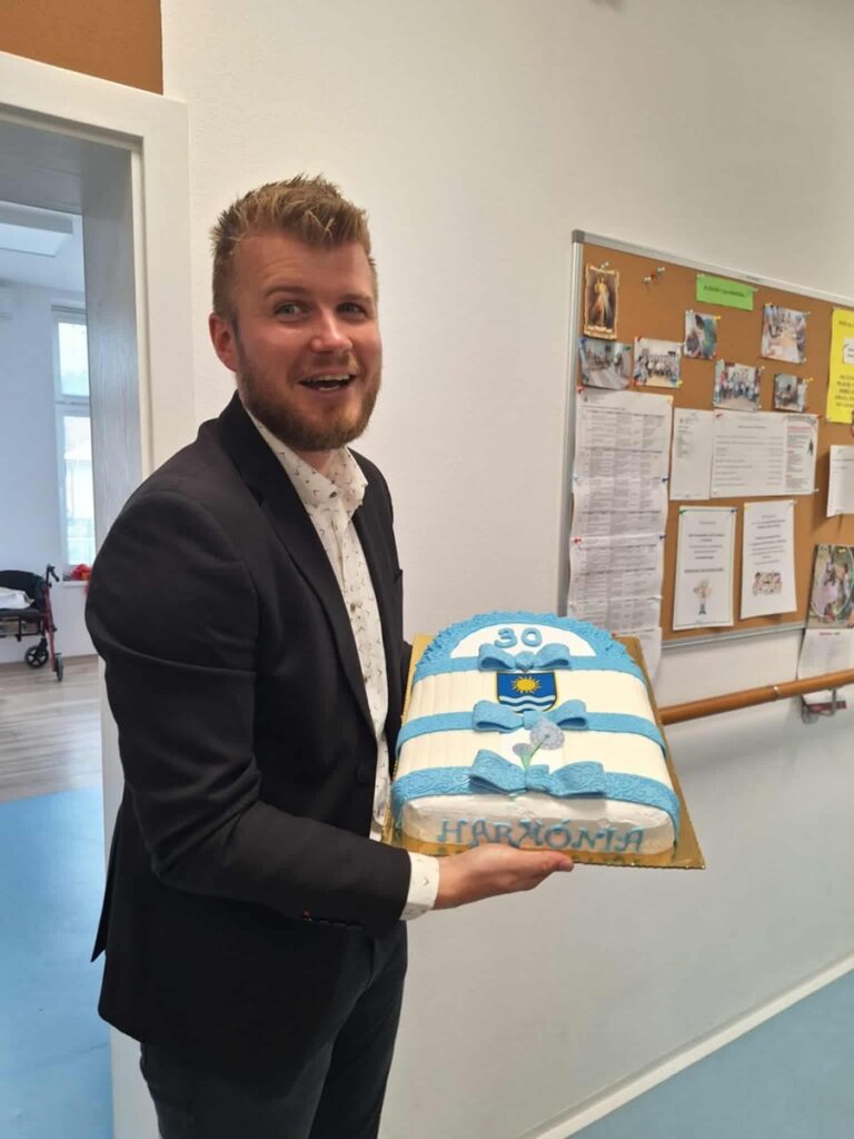 Slávnostná torta k výročiu zariadenia Harmónia pripravená na oslavu so seniormi