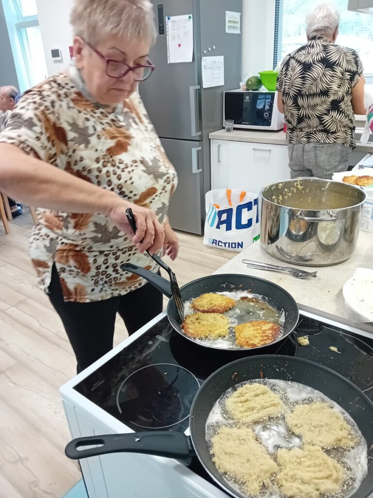 Príprava zemiakových placiek v kuchyni zariadenia Harmónia ako spoločná aktivita