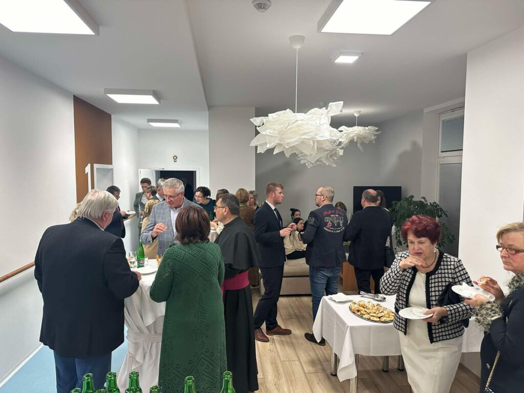 Ľudia rozprávajúci sa počas akcie v domove dôchodcov