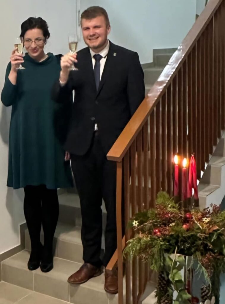 Dvaja ľudia so šampanským v ruke