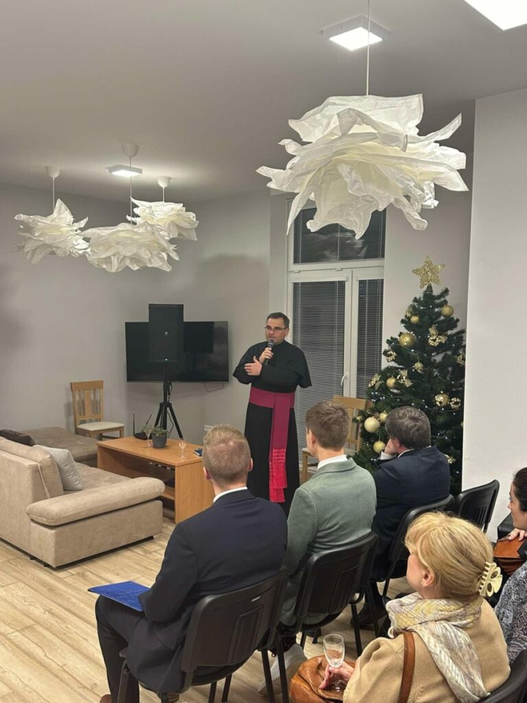 Kňaz hovoriaci publiku