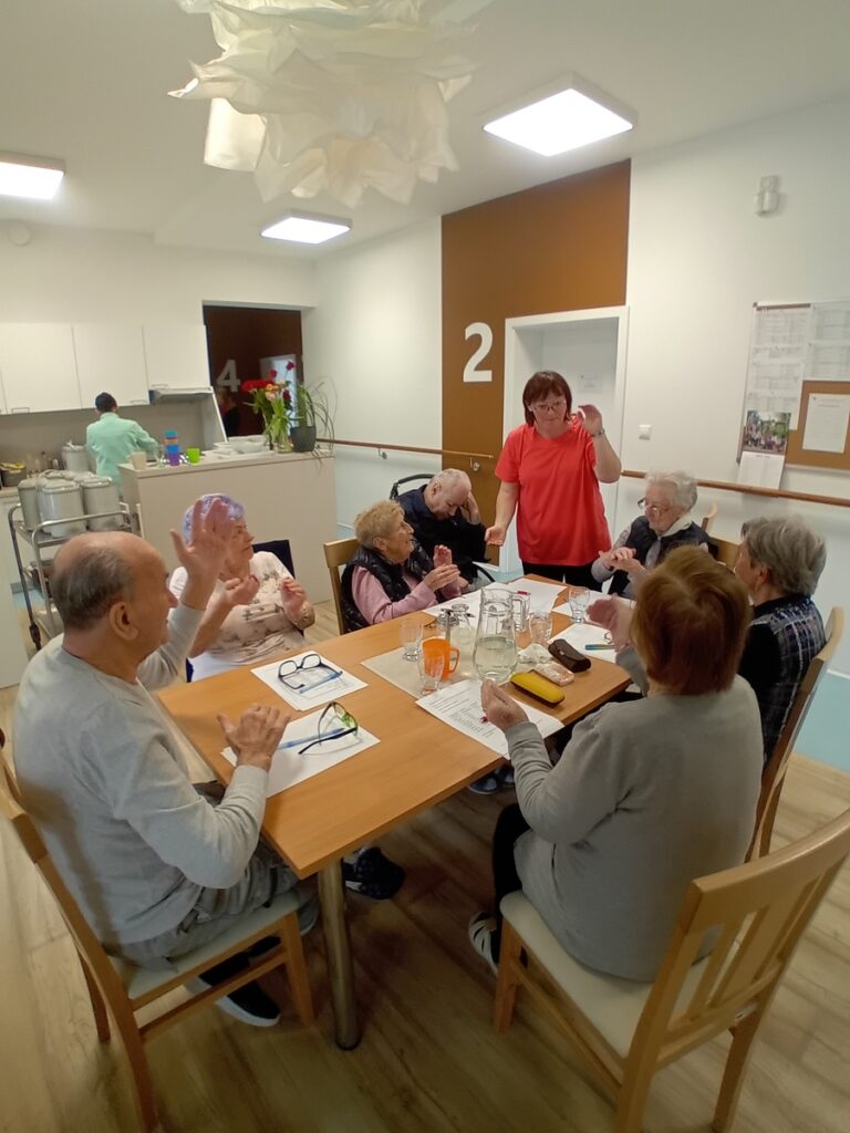 Spoločná diskusia a aktívne zapojenie klientov počas programu v zariadení Harmónia
