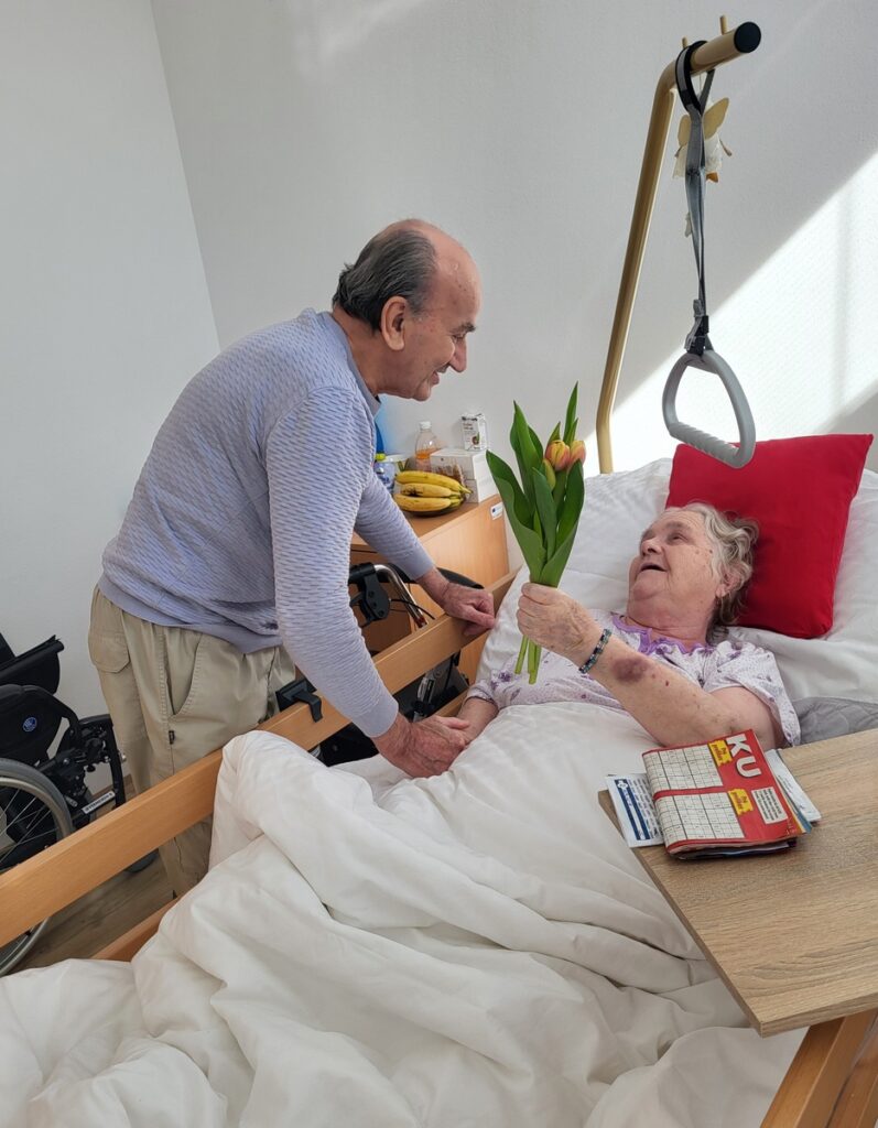 Osobná návšteva a odovzdanie kvetov klientke priamo na izbe v zariadení Harmónia