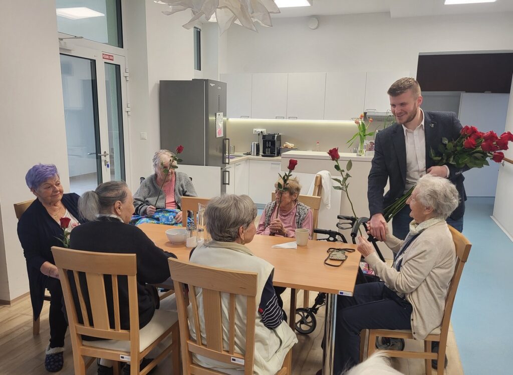 Oslava Medzinárodného dňa žien v zariadení Harmónia – rozdávanie ruží klientkam