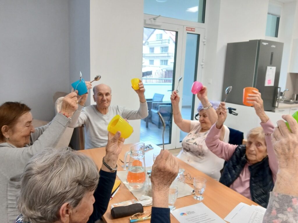 Spoločný prípitok klientov počas osláv v zariadení Harmónia