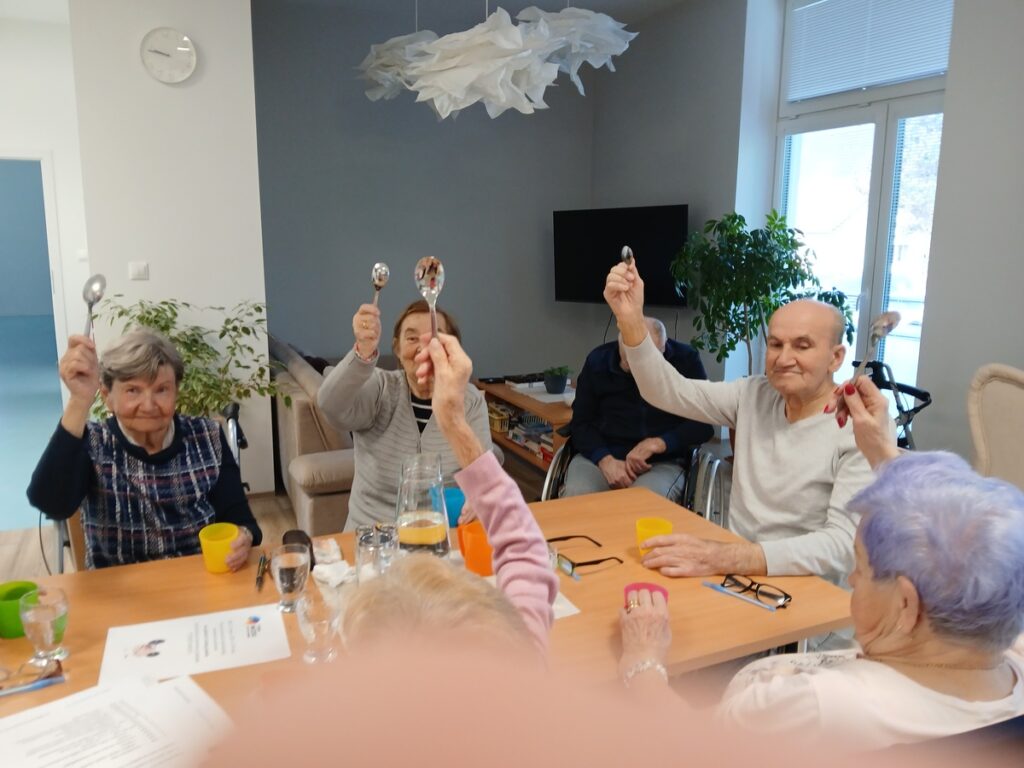 Klienti zariadenia Harmónia zapojení do aktivít a cvičení počas Týždňa mozgu