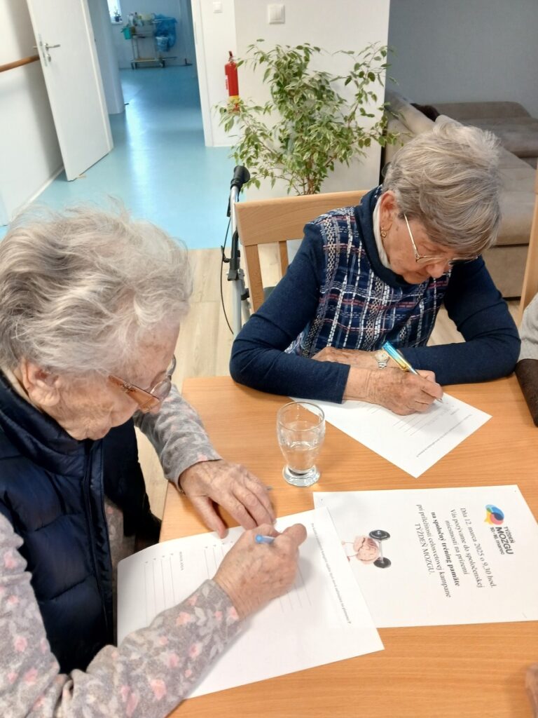 Kognitívne cvičenia a práca s pracovnými listami v zariadení Harmónia